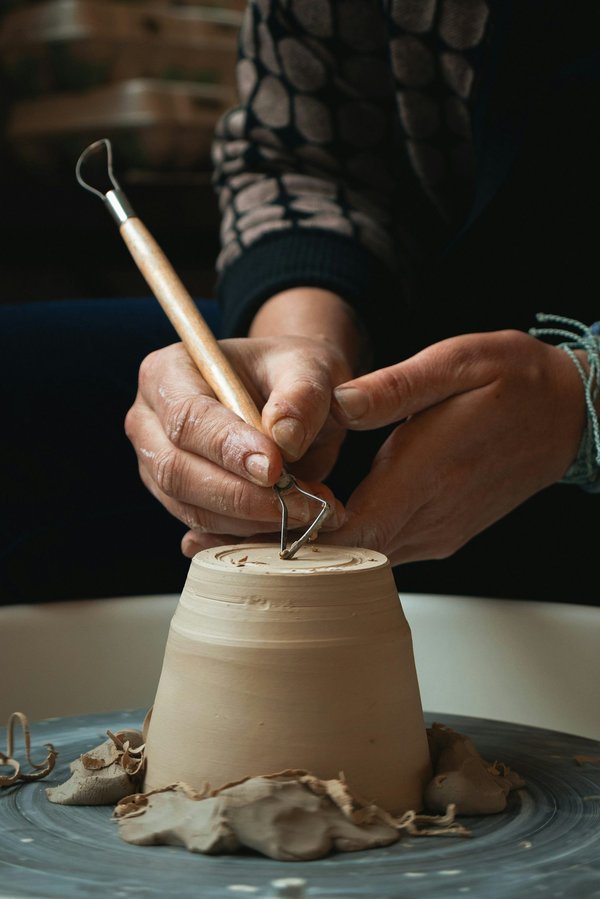 Où participer à un atelier de fabrication de poterie en Crète : artisans et techniques recommandés ?